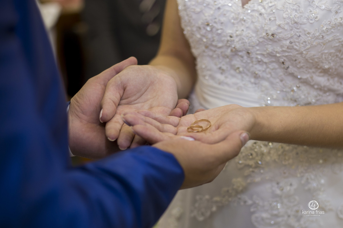 os noivos trocam aliança 