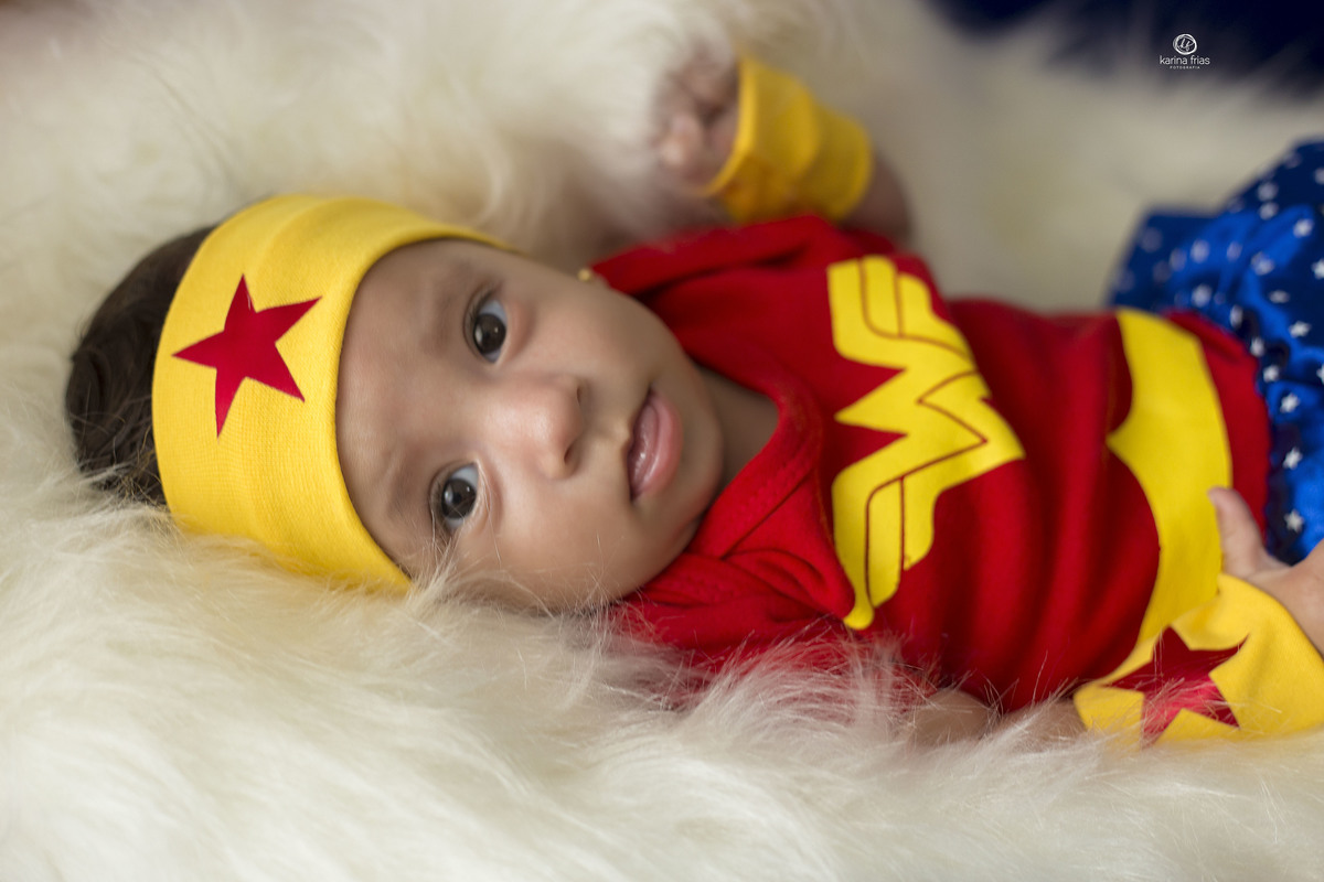 a bebe olha para a fotografa de familia de caxias do sul, karina frias