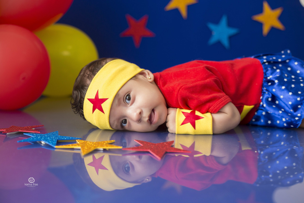 no ensaio infantil a bebe esta de bruços