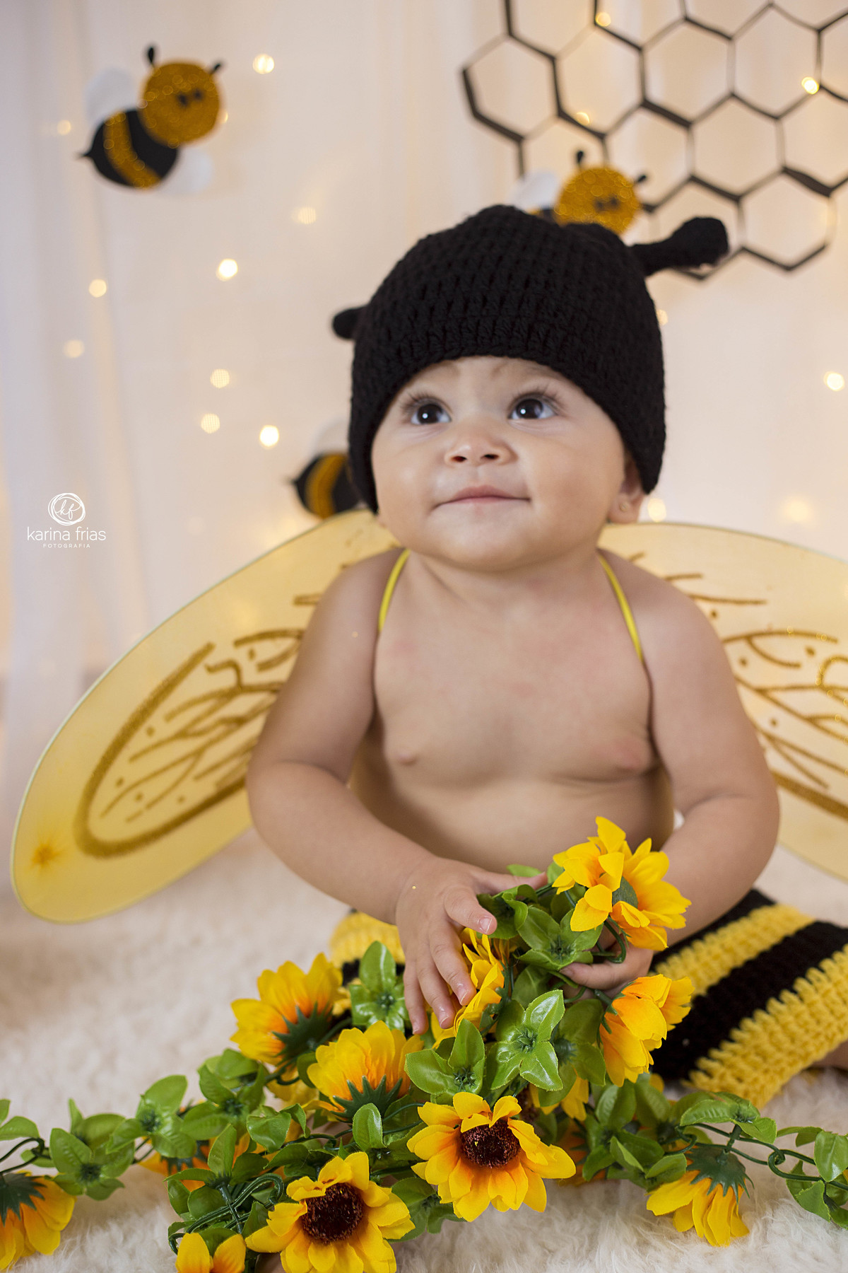 a bebe sorri nas fotos dos seus 11 meses