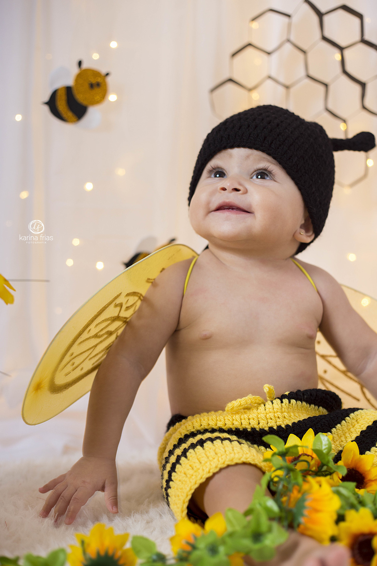 no ensaio infantil a bebe sorri