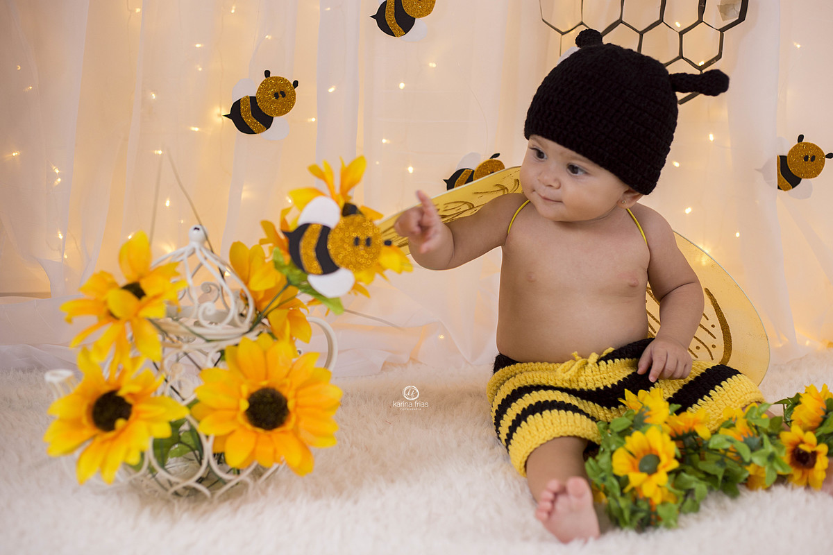 a criança mexe na abelha do cenario