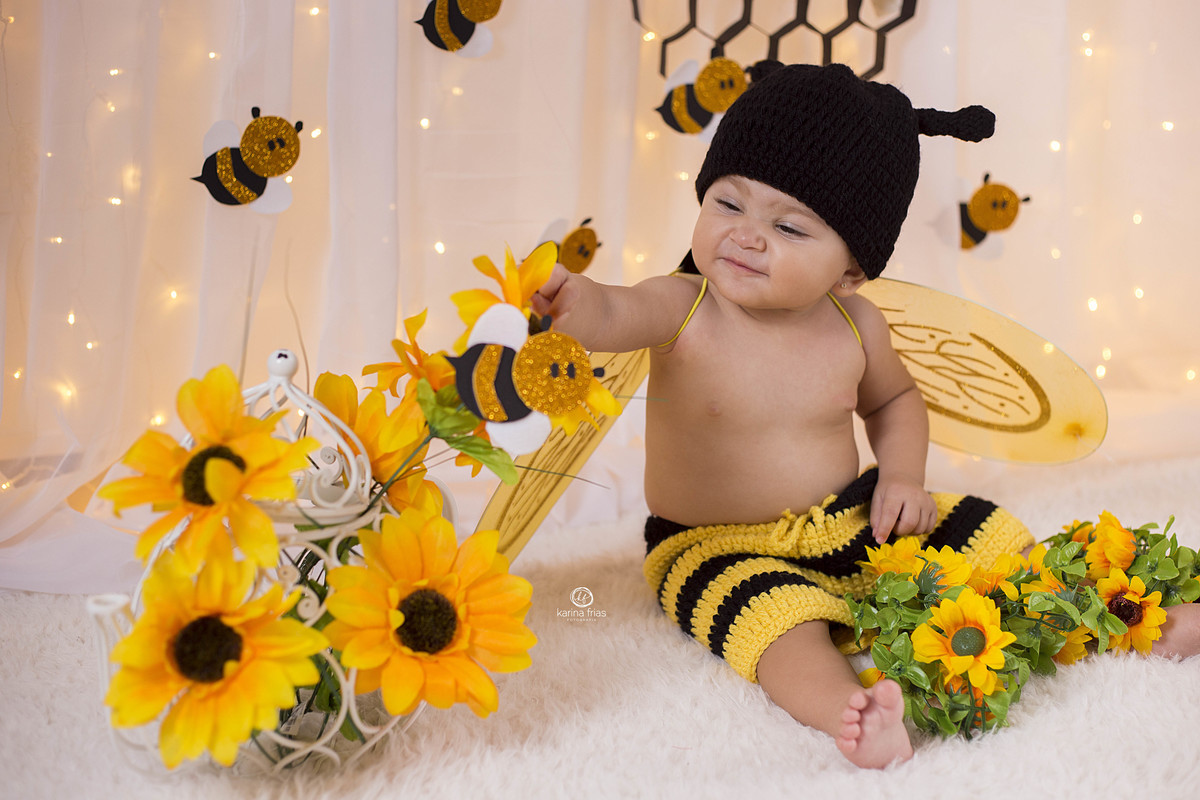 no ensaio infantil a bebe brinca