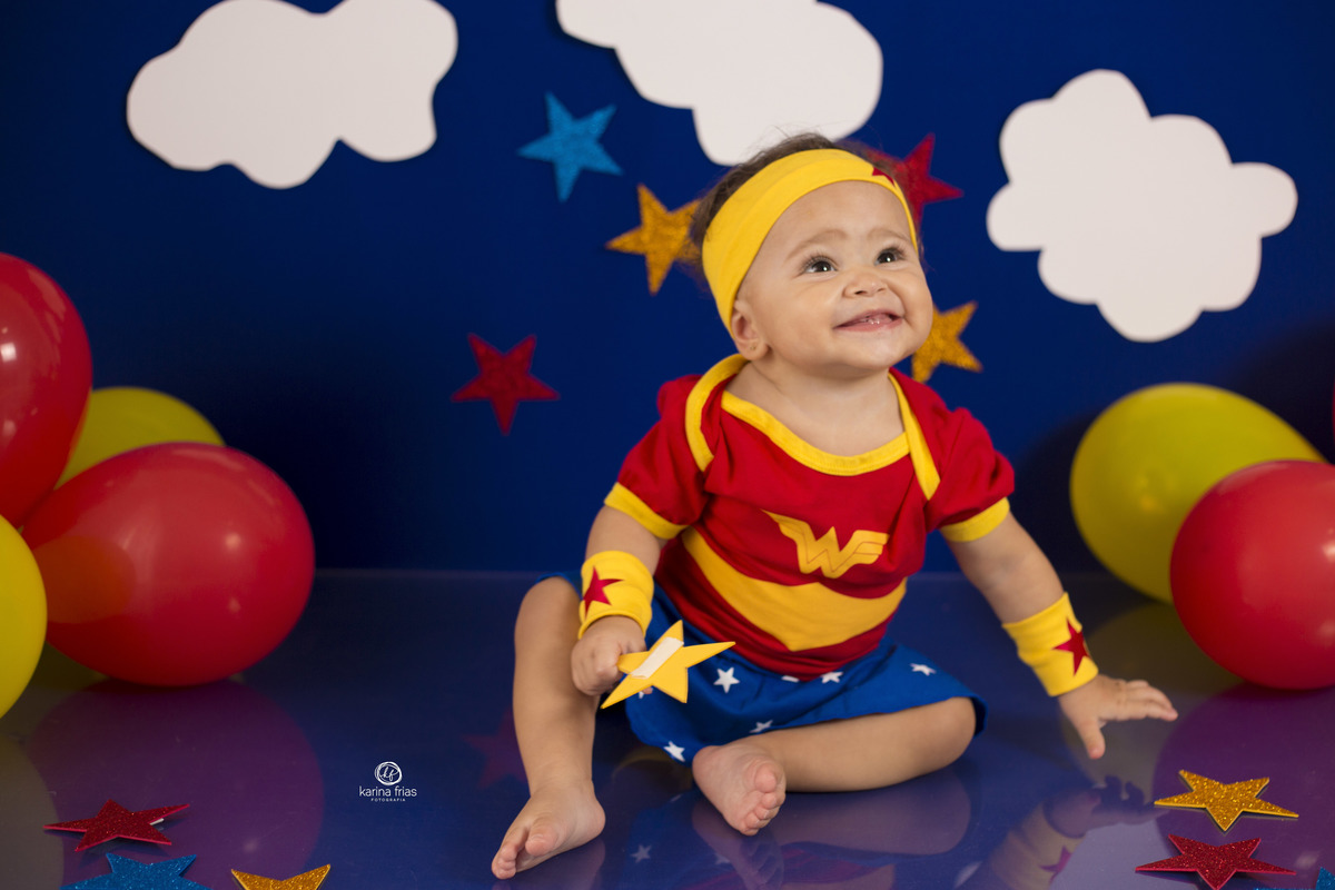 a bebe sorri no cenario de mulher maravilha