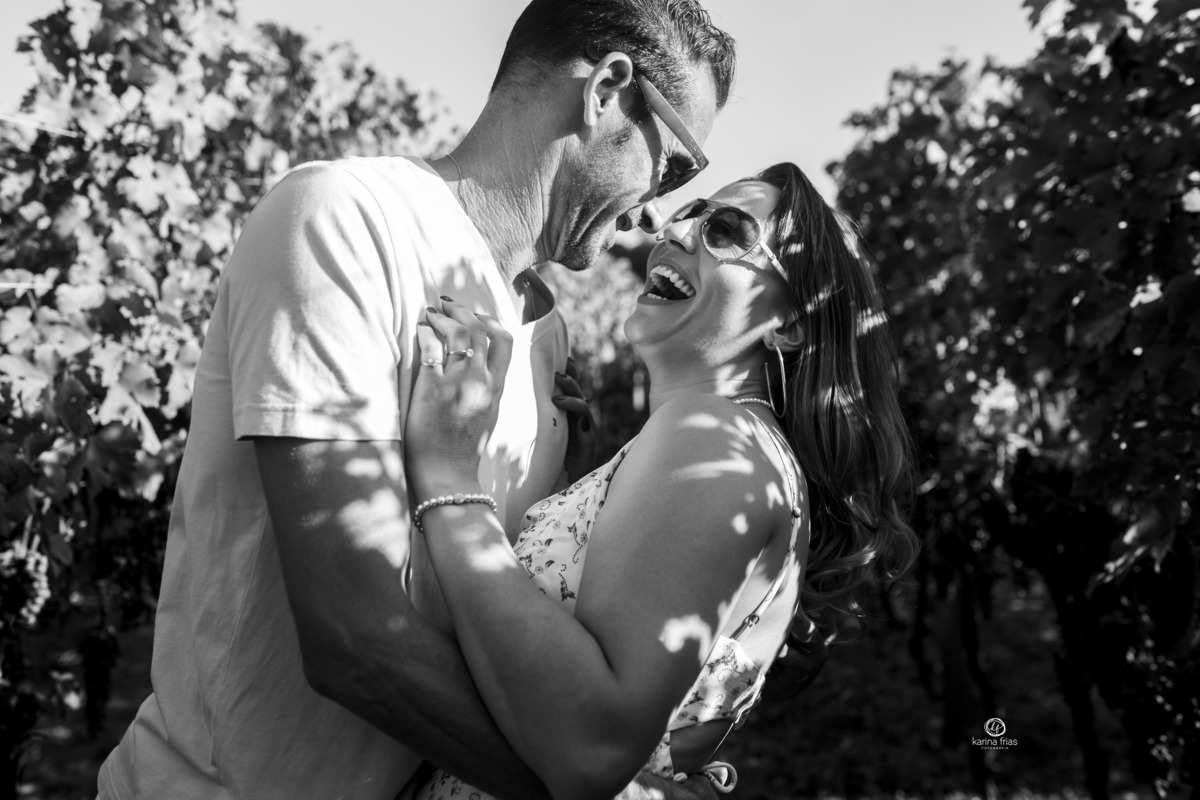 os noivos sorriem em ensaio pre wedding