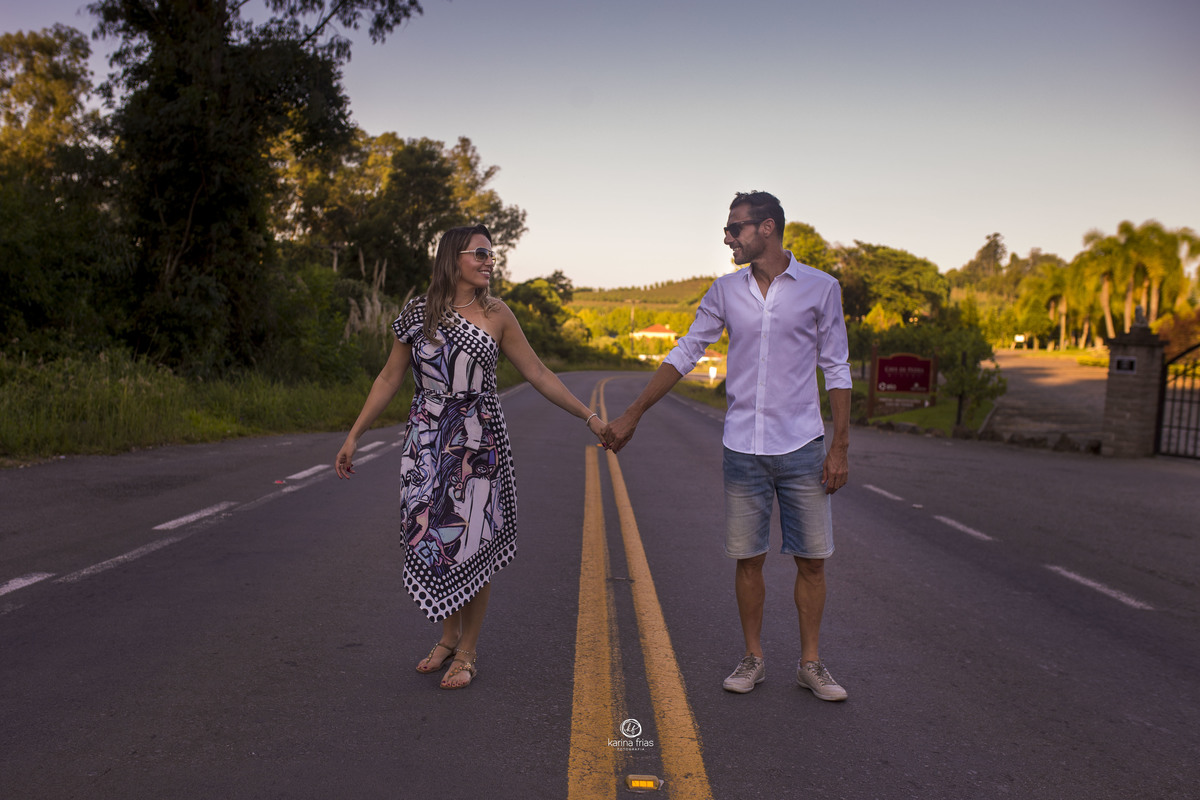os noivos estao no meio da rua para as fotos de casal