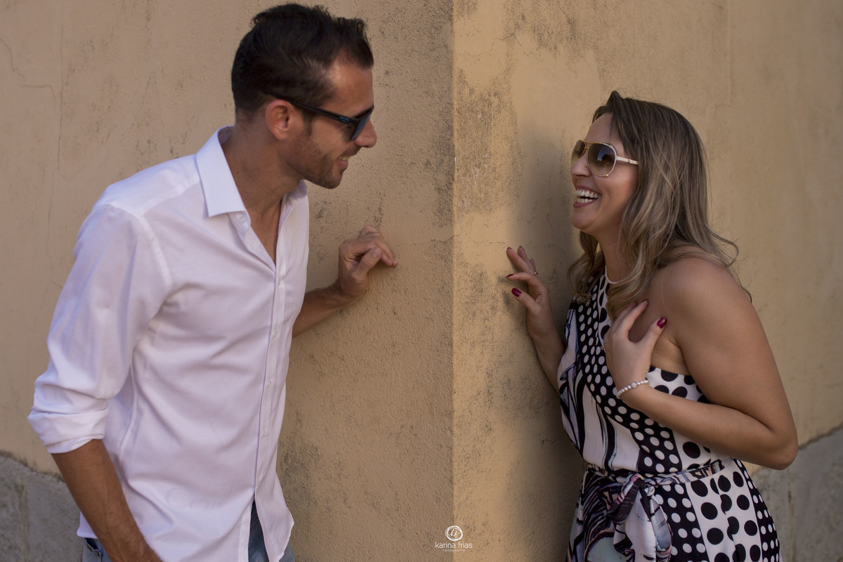 os modelos se espiam no ensaio pre wedding