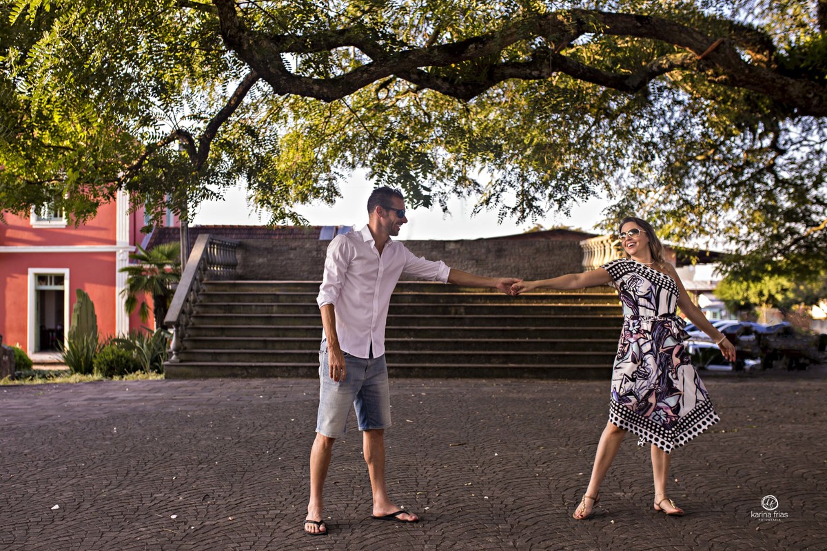 no ensaio pre wedding os modelos dançam no meio da praça