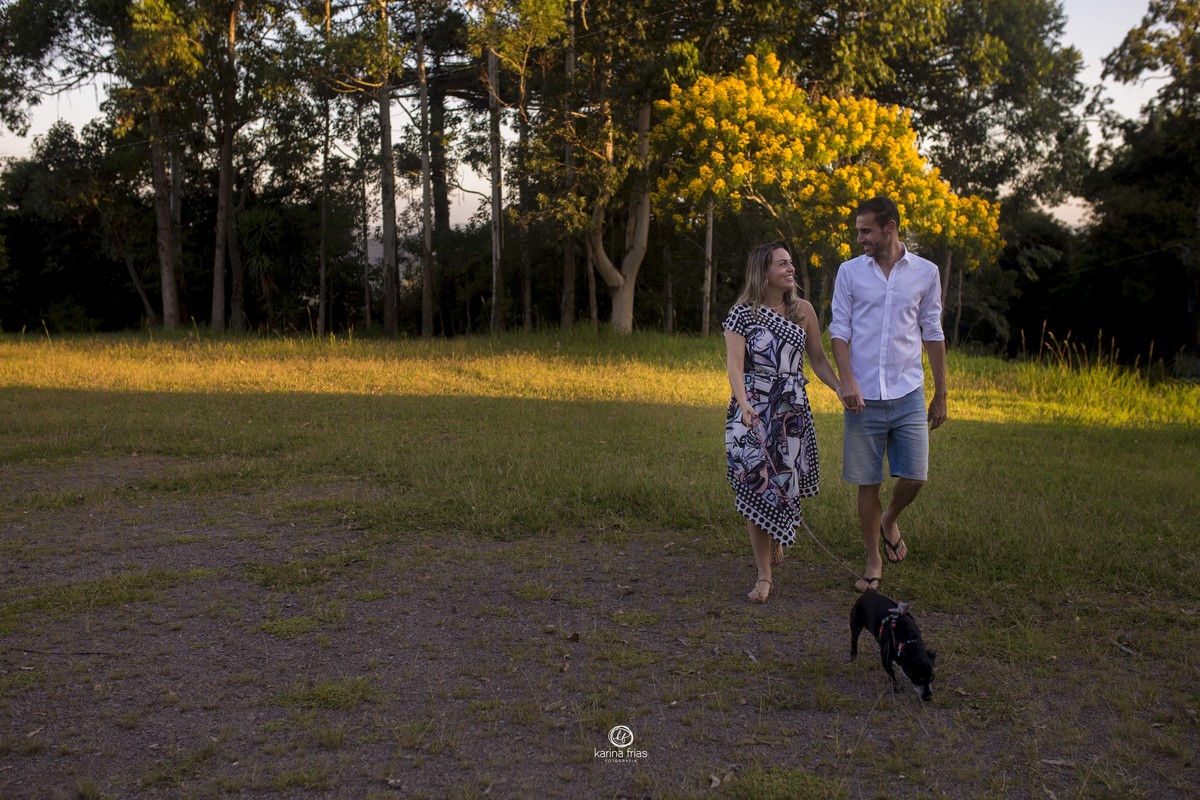 os noivos passeiam com sua cachorrinha durante sessão de fotos