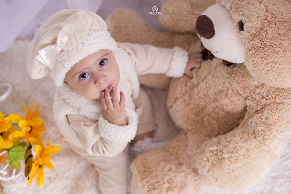a bebe olha para a fotografa de familia de caxias do sul, karina frias