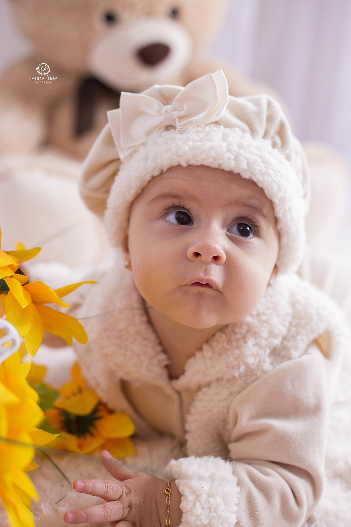 a bebe esta de bruços para as fotos mensais