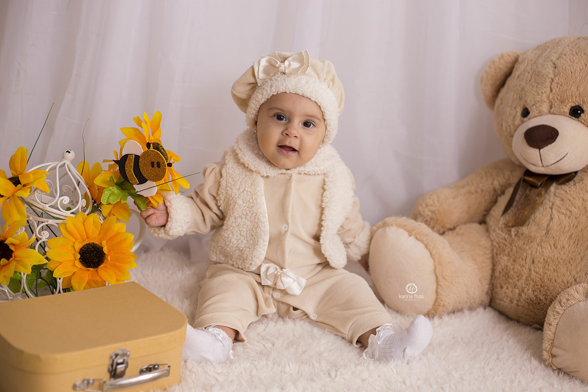 no ensaio infantil a criança sorri