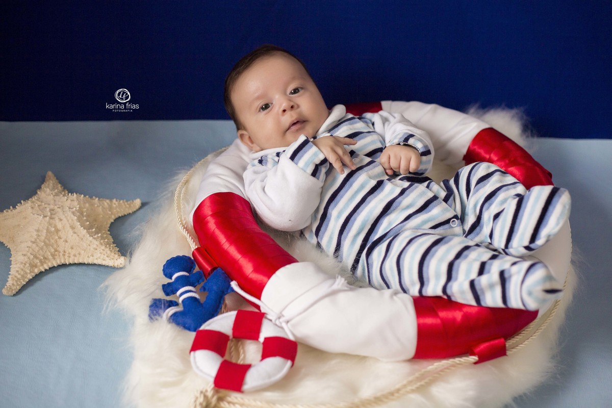 o bebe esta fazendo pose para as fotos de 2 meses