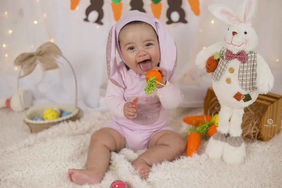 a criança sorri para a fotografa de familia de caxias do sul