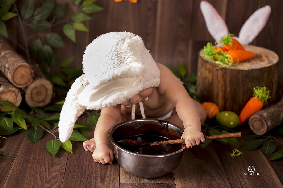 a bebe vai se lambuzar com o chocolate