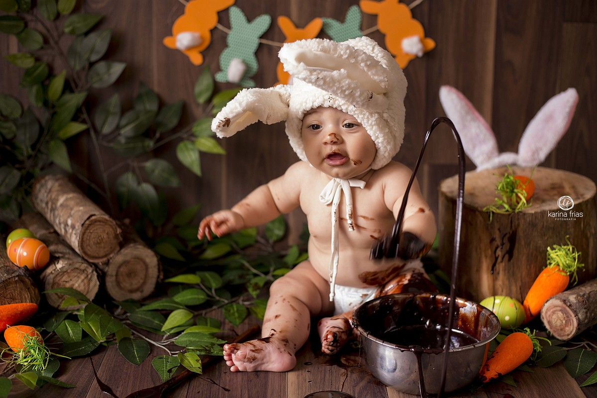 a criança se suja com chocolate em ensaio de pascoa