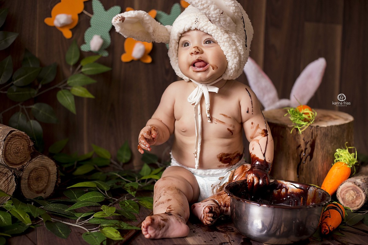 a bebe fica feliz com as fotos de pascoa