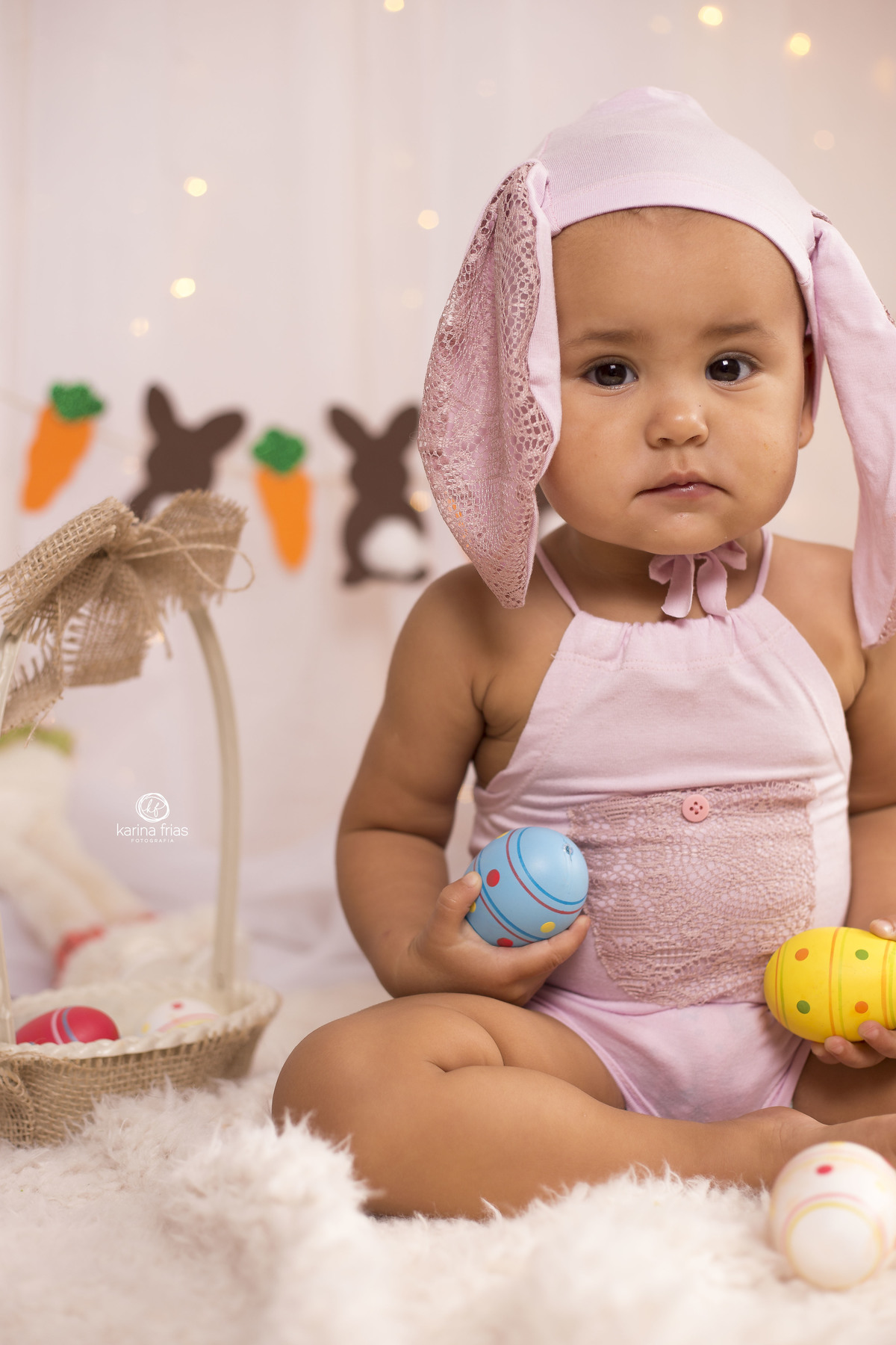 a menina olha para a fotografa de familia de caxias do sul durante ensaio