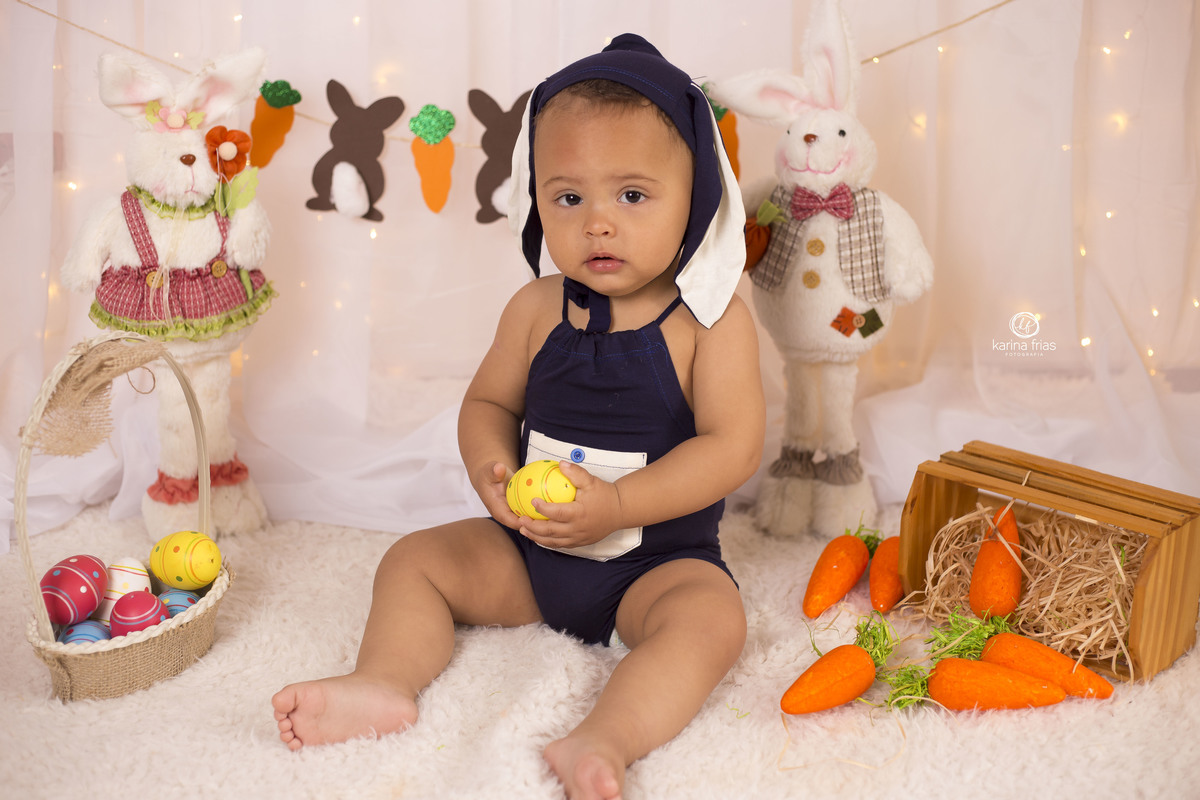 no ensaio de pascoa o menino olha para a camera