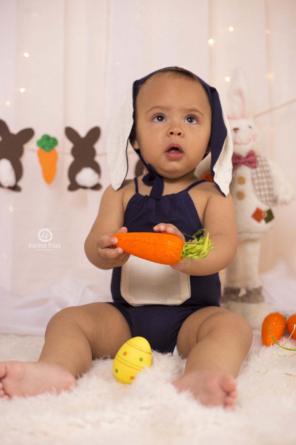 o  menino brinca com a cenoura no ensaio