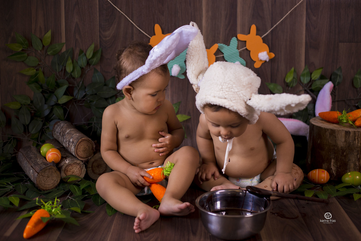 o menino espia o que tem na bacia de chocolate