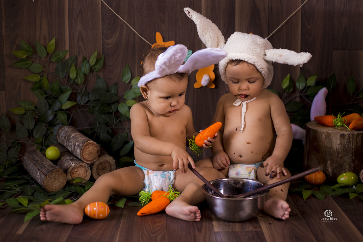 a menina mexe o chocolate no ensaio de pascoa