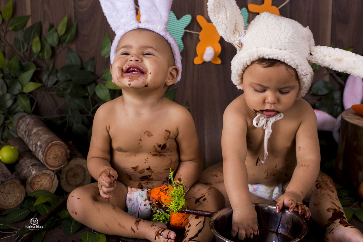 a menina sorri no ensaio de pascoa