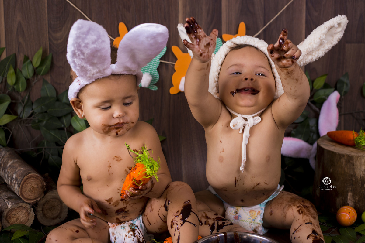 no ensaio de pascoa o menino se diverte