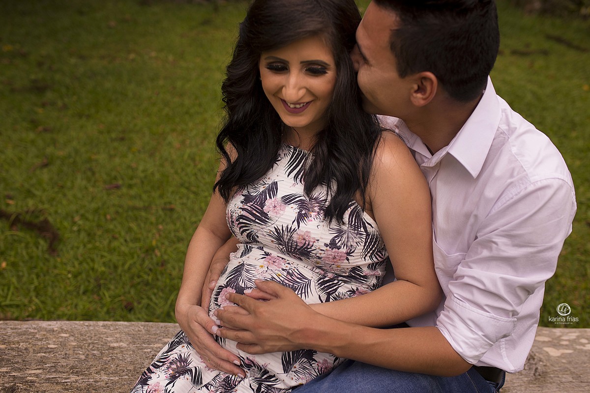 os pais cochicham no ensaio externo de gestante