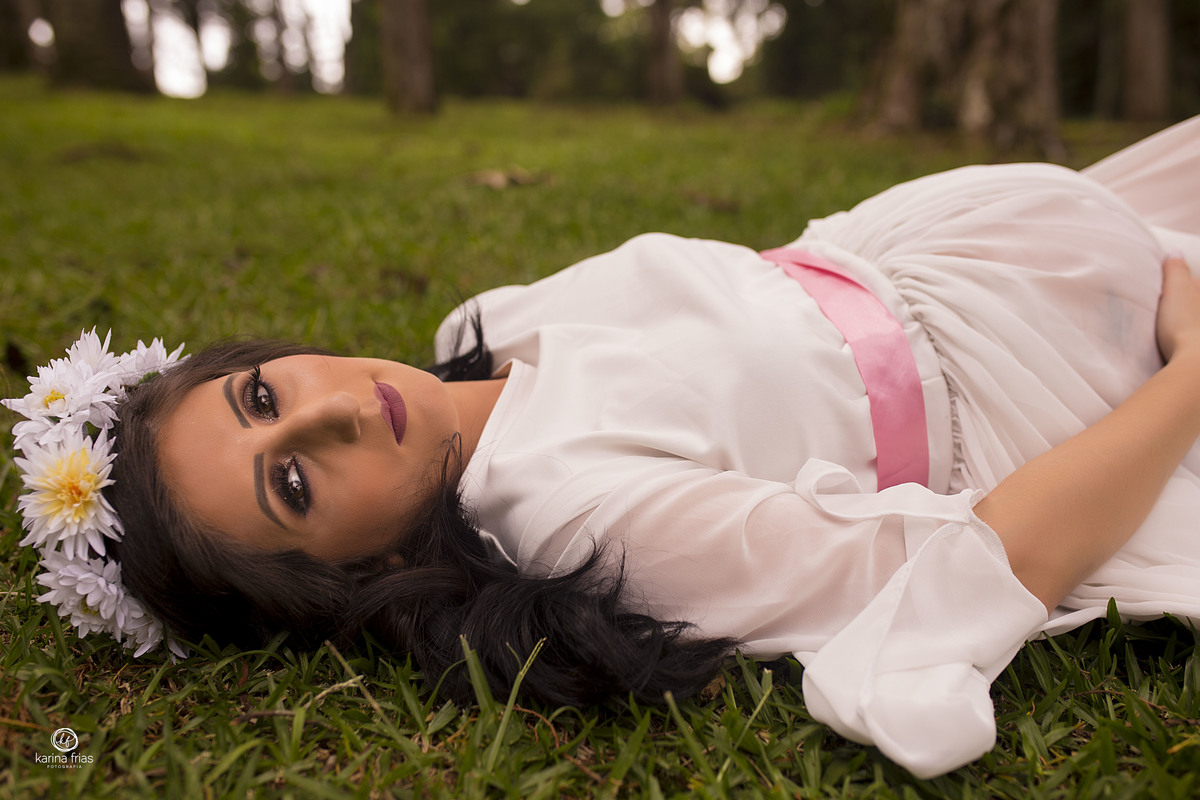 no ensaio externo de gestante a modelo olha para a fotografa de familia de caxias do sul - rs