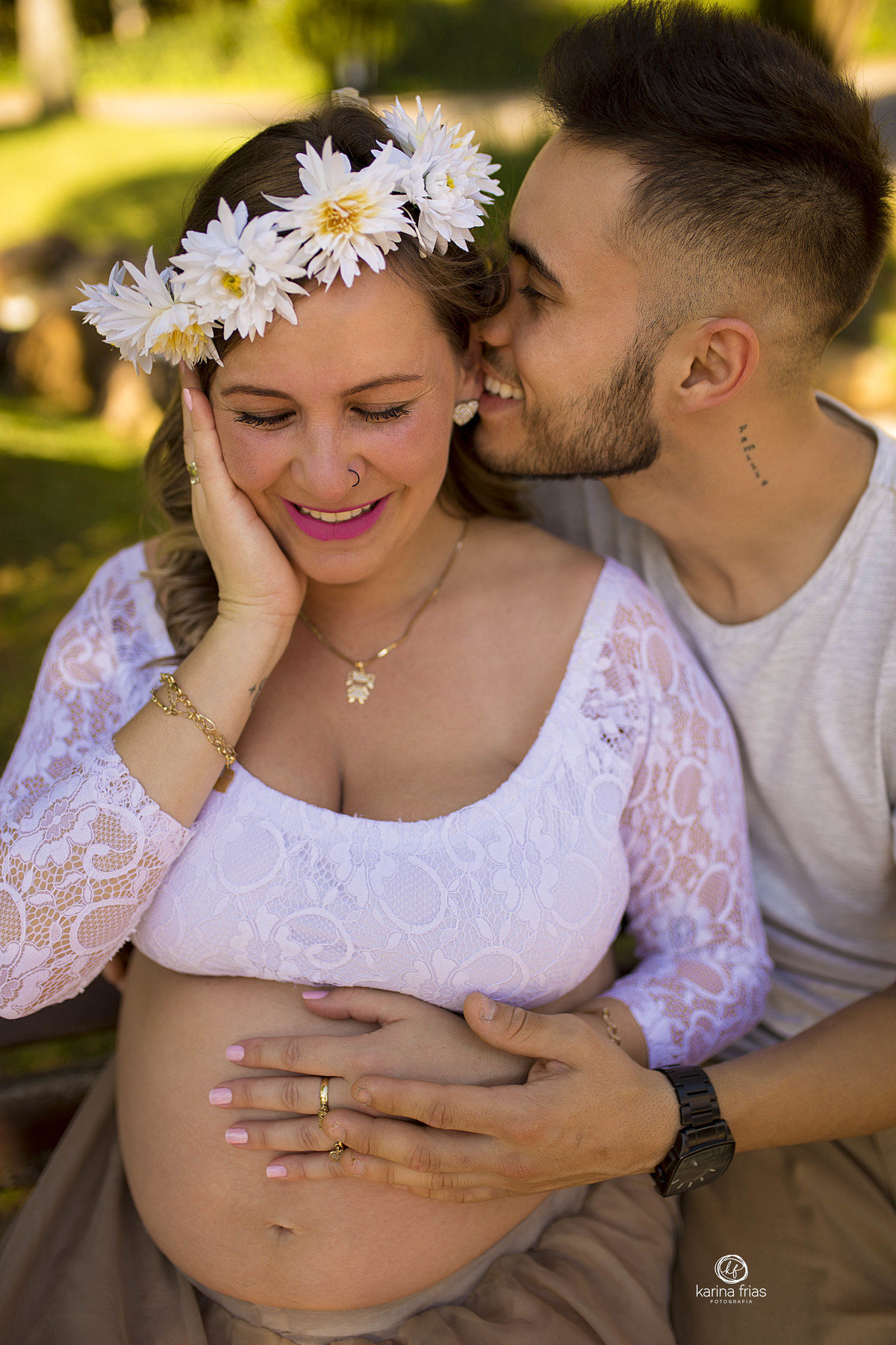 no ensaio de gestante externo o pai cochicha no ouvido da mae