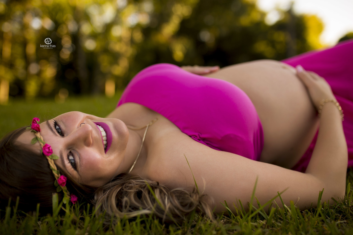 a gestante esta deitada para as fotos do book 