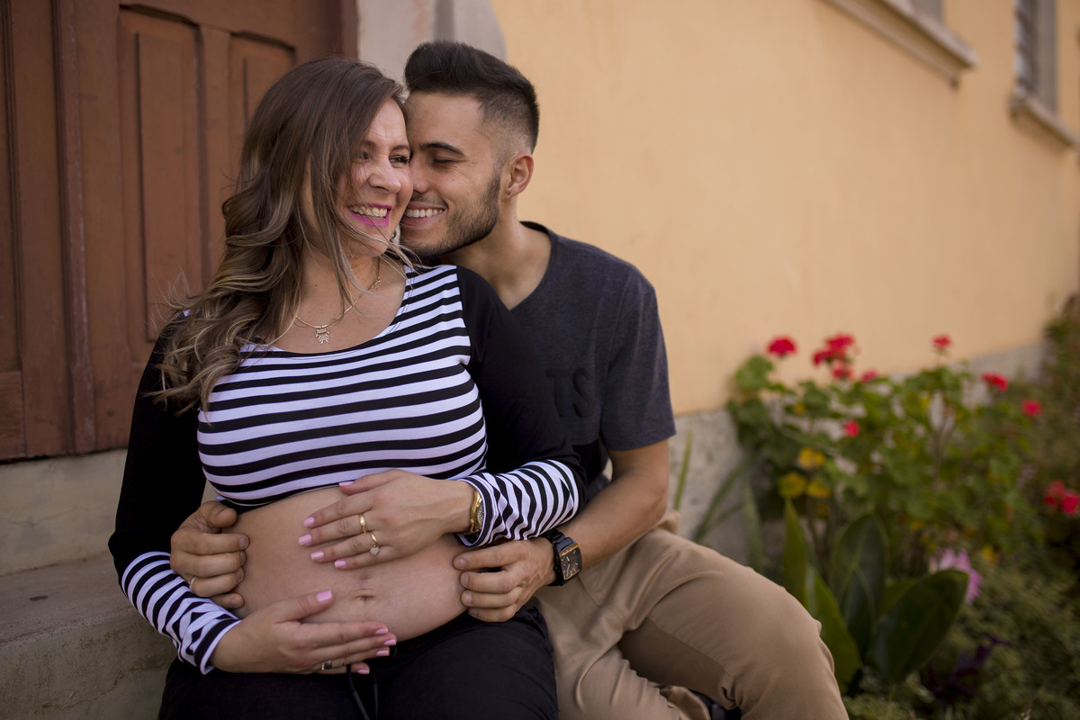 os pais sorriem no ensaio