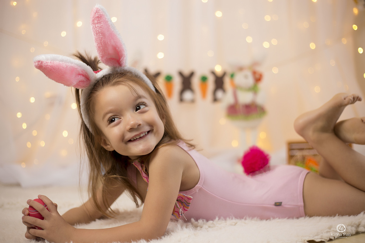 a criança esta deitada para o ensaio de pascoa