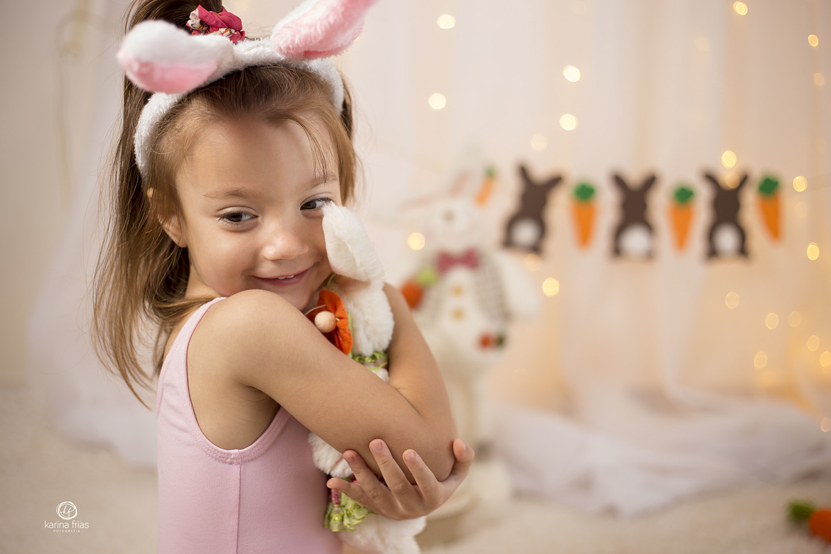 a criança abraça o coelho durante sessão de fotos