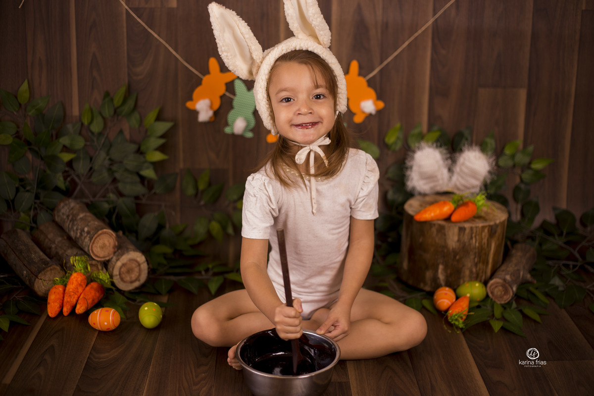 a menina mexe o chocolate no cenario de pascoa