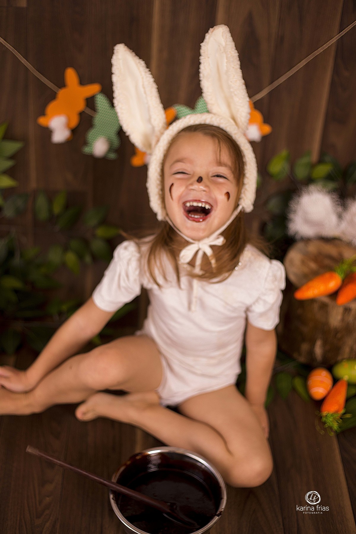 a menina sorri no ensaio de estudio