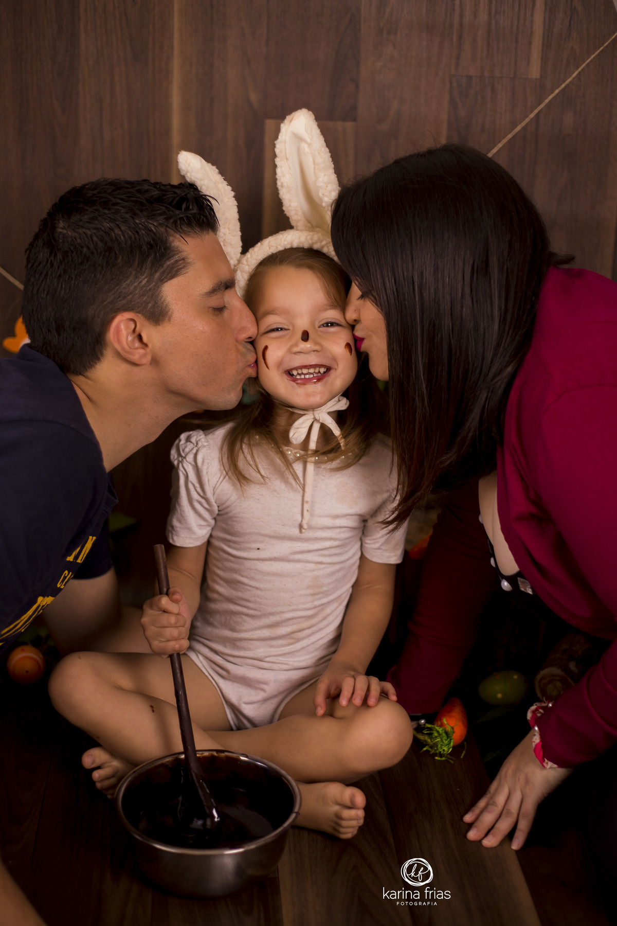 os pais beijam a filha para a o book infantil