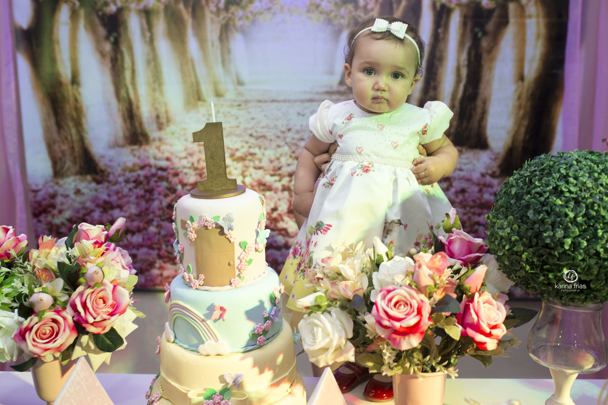 a criança esta sob a mesa de aniversario