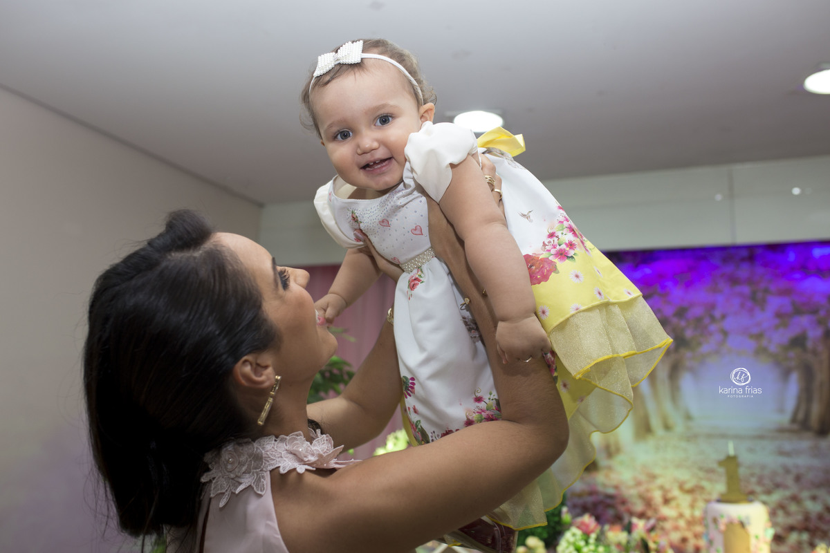 a menina sorri nas fotos de aniversario