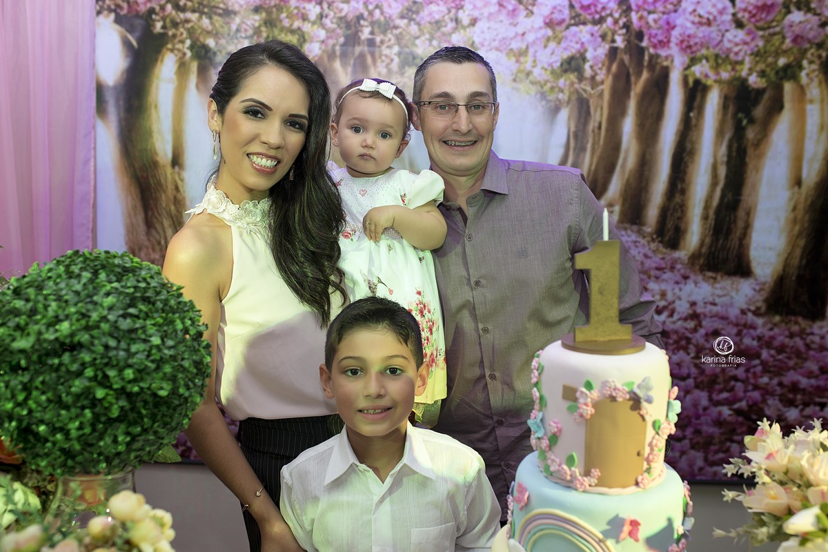 no aniversario infantil a familia posa atras da mesa