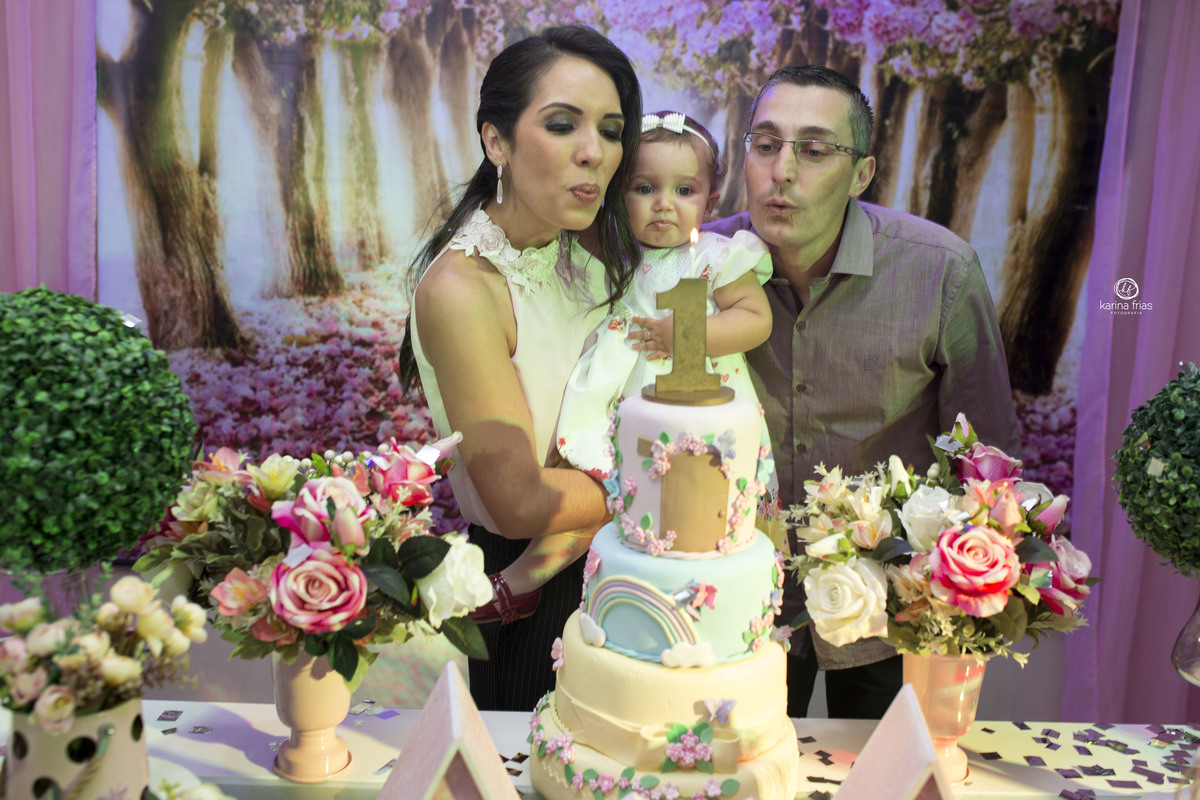 a bebe assopra a velinha de aniversario