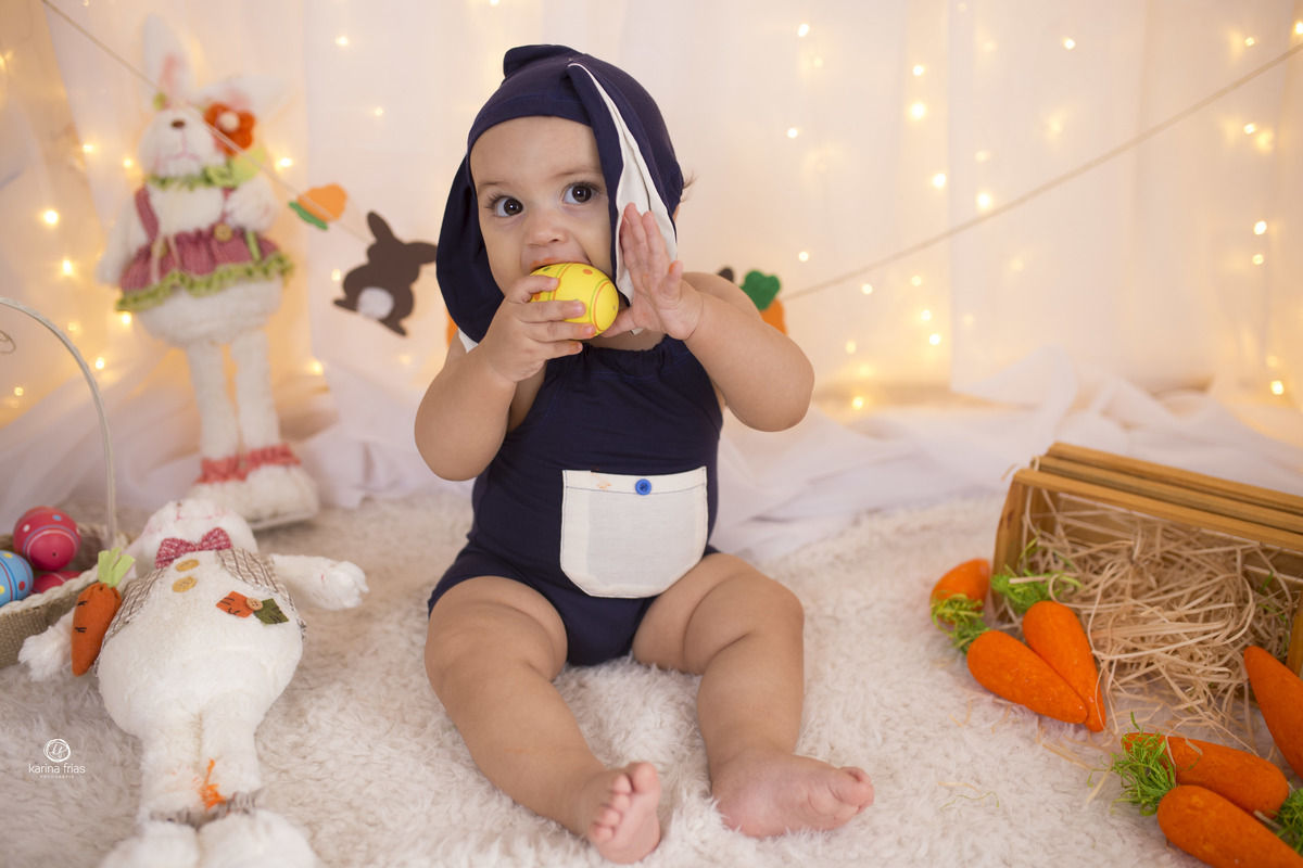 a criança brinca no cenario de pascoa