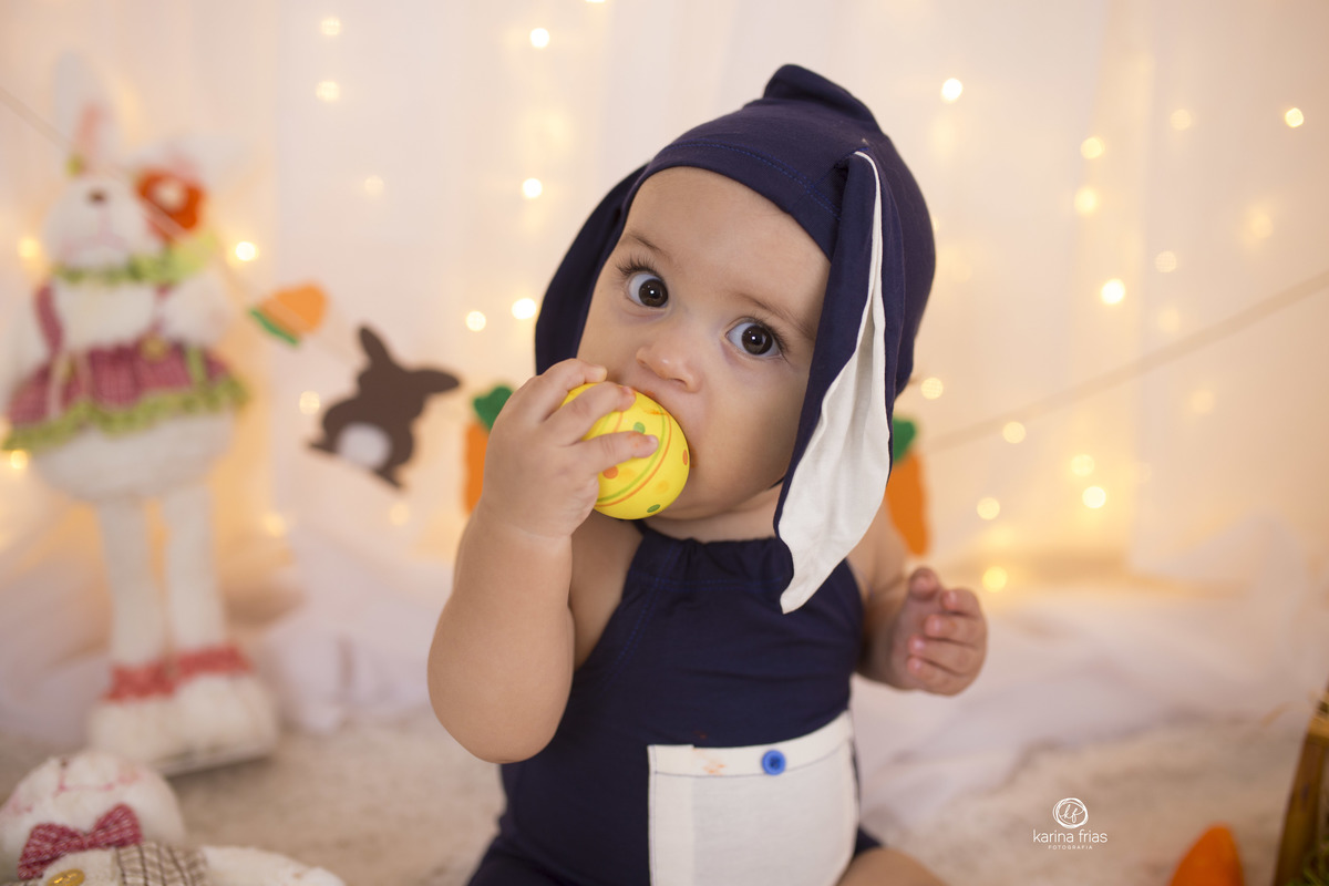 no ensaio de pascoa a criança poe o ovo na boca