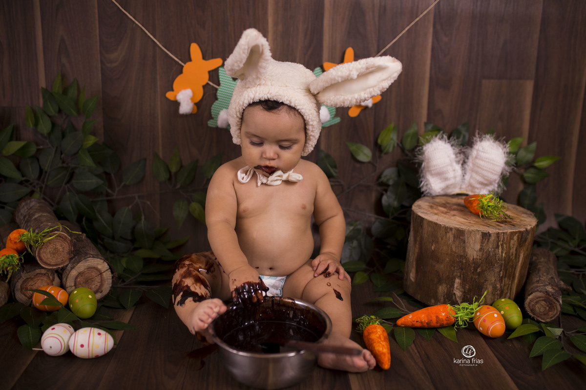 no ensaio de pascoa no estudio o bebe mexe no chocolate
