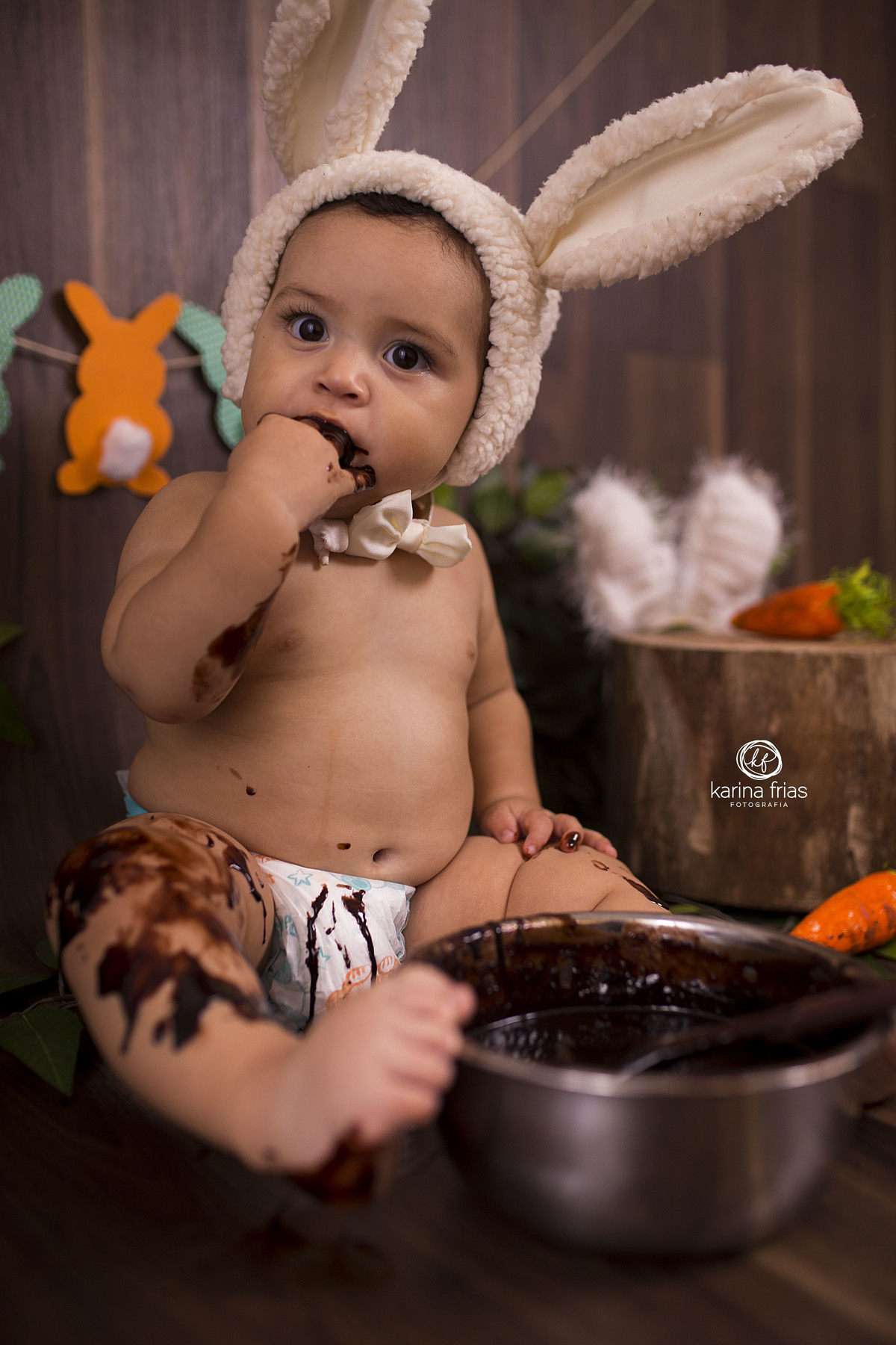 a criança experimenta o chocolate para o ensaio infantil