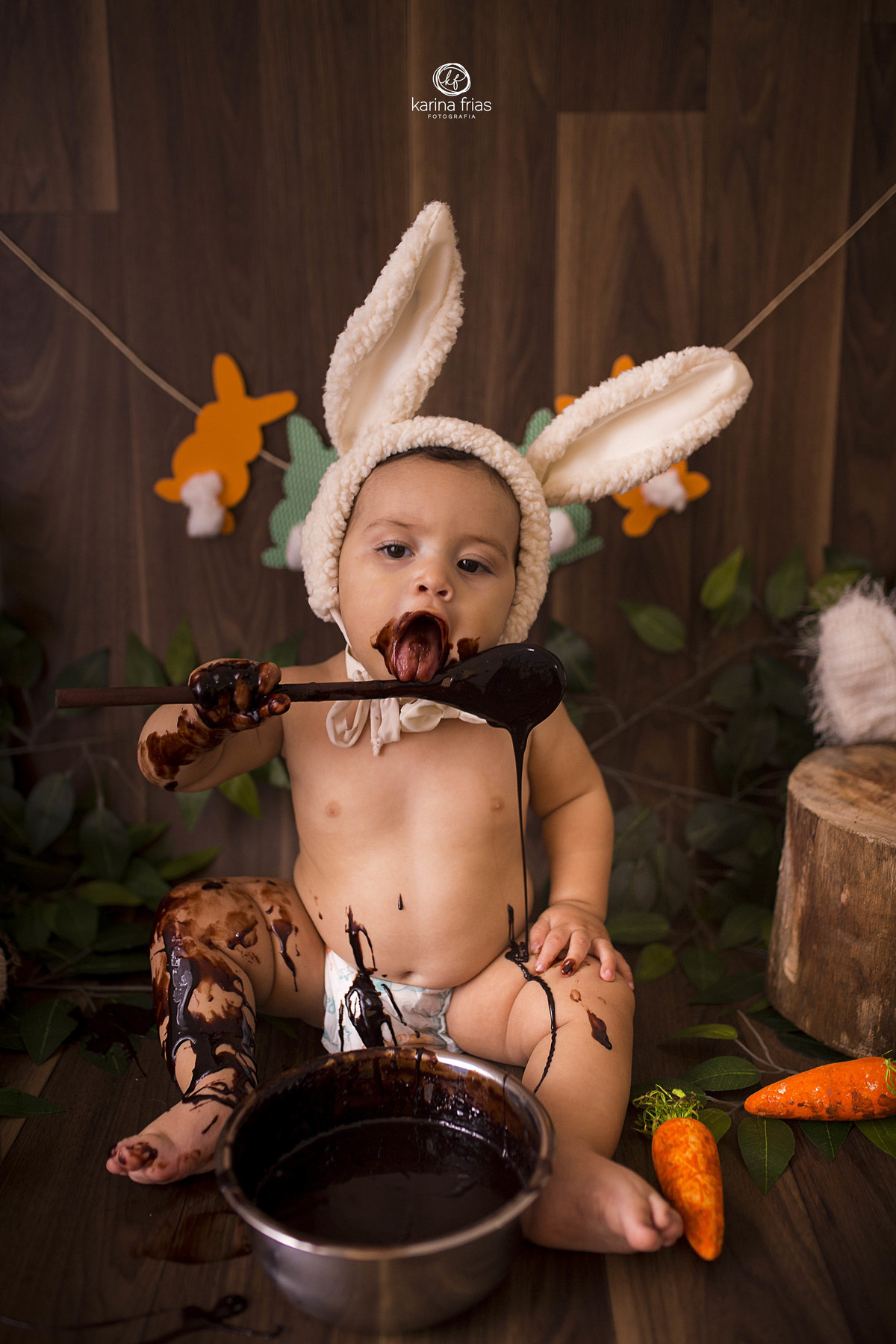 no ensaio infantil a criança come o chocolate