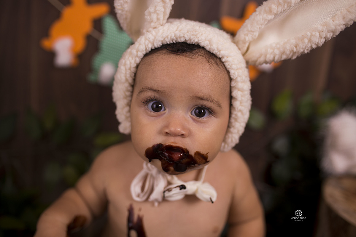 o bebe olha para a fotografa de familia de caxias do sul, karina frias