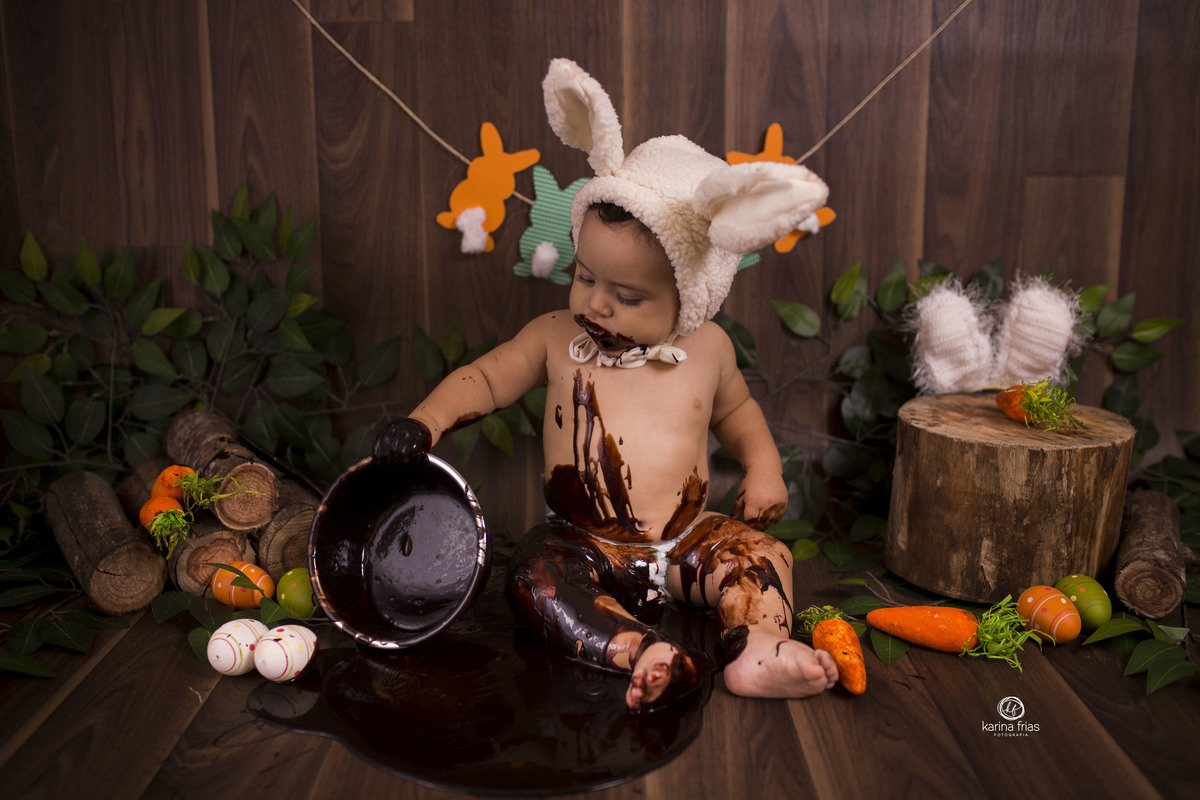 no estudio a criança derruba o chocolate