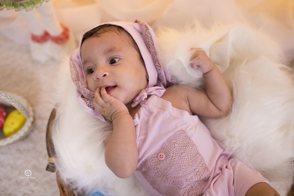 a bebe faz pose para a fotografa de familia de caxias do sul